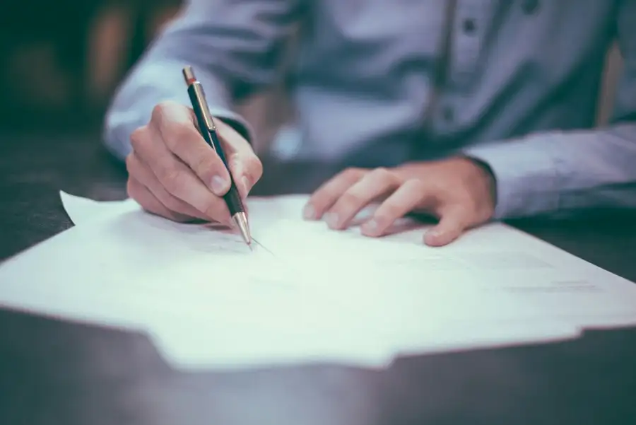 Personne rédigeant un document