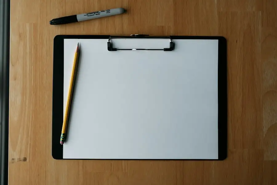 Porte-document et crayon sur un bureau