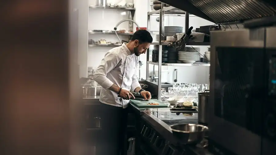 Cuisinier dans une cuisine de restaurant