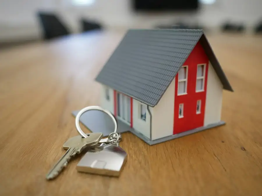 Maquette de maison posée sur une table
