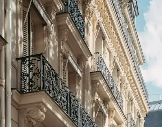 Façade d'immeuble haussmannien à Paris