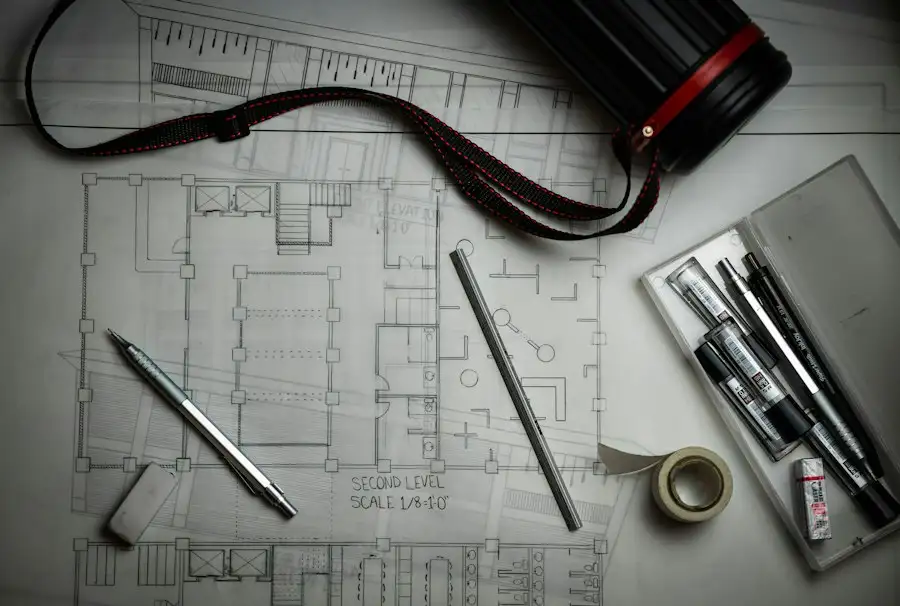 Plans d'architecte, crayons et règle sur une table