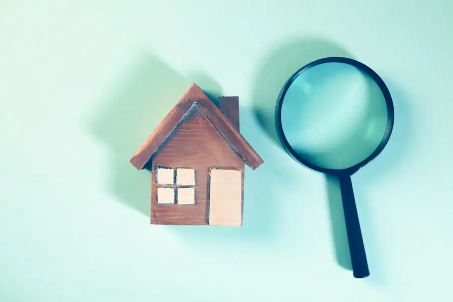 Loupe posée sur une maquette de maison
